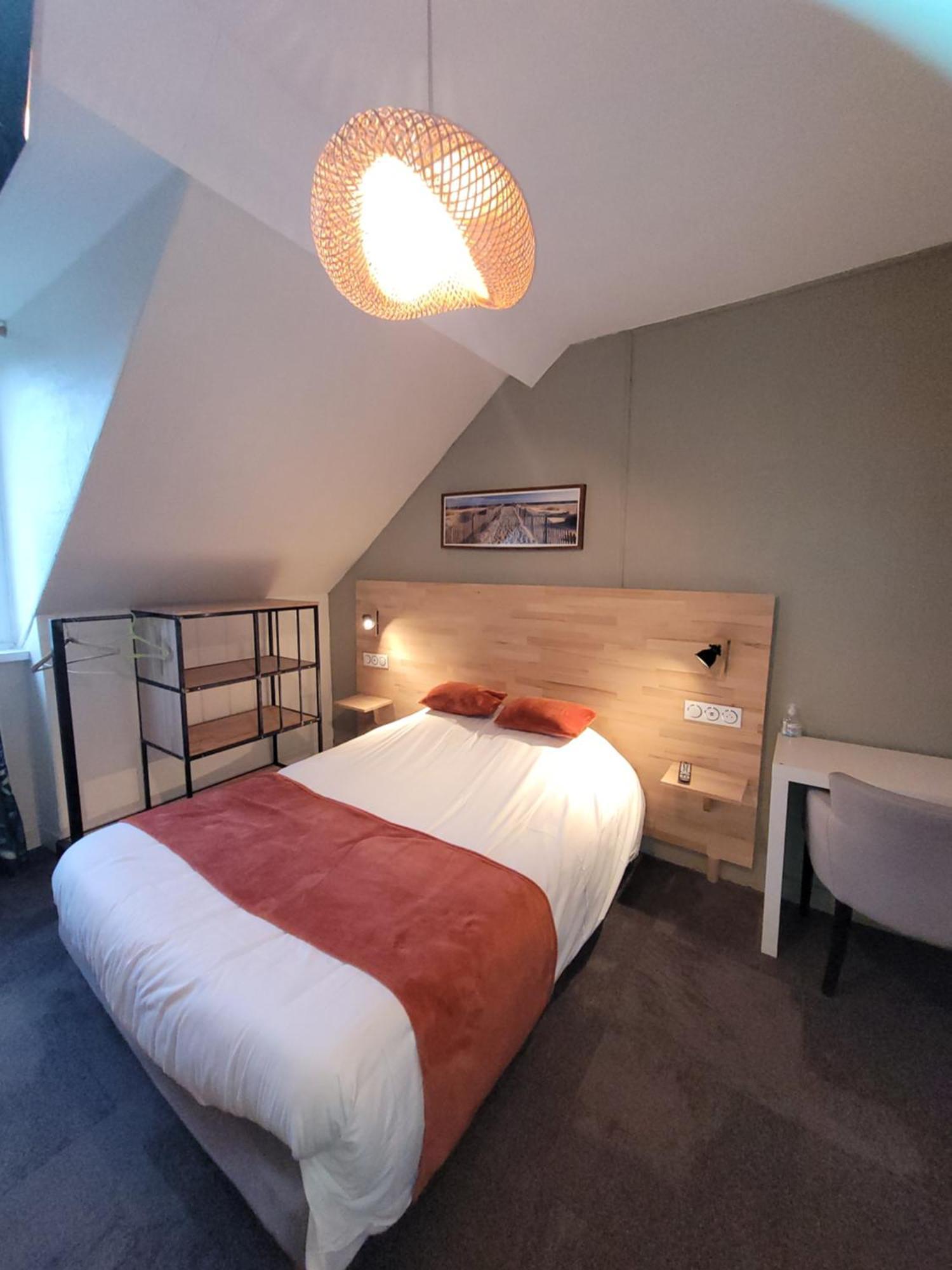 Hotel Le Petit Montmartre Dinard Esterno foto