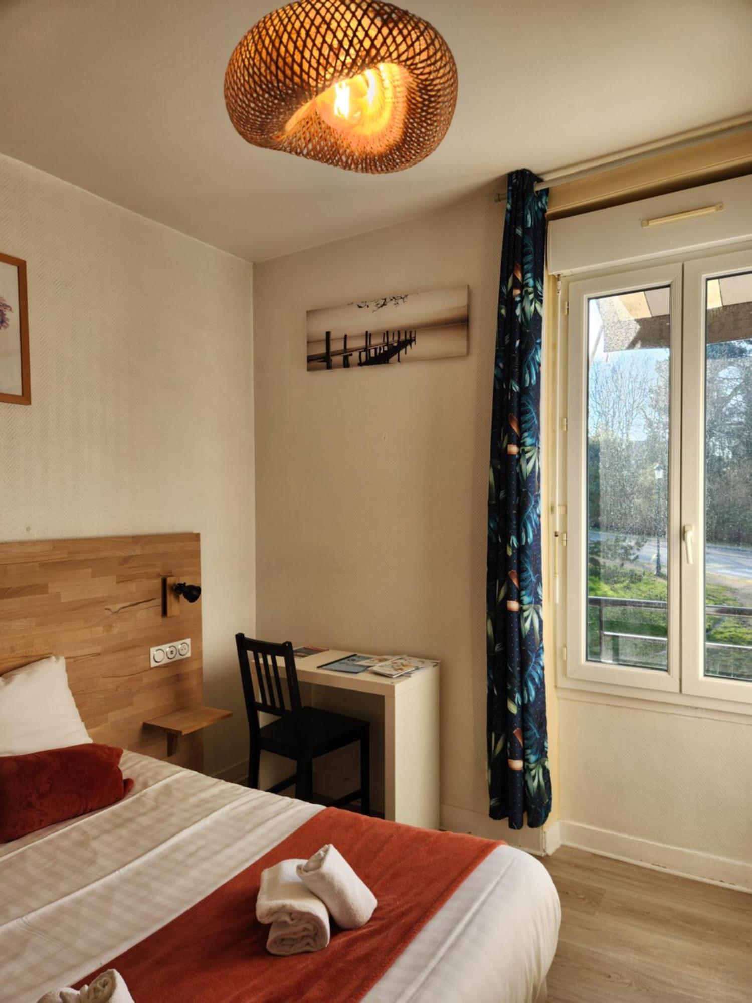 Hotel Le Petit Montmartre Dinard Esterno foto