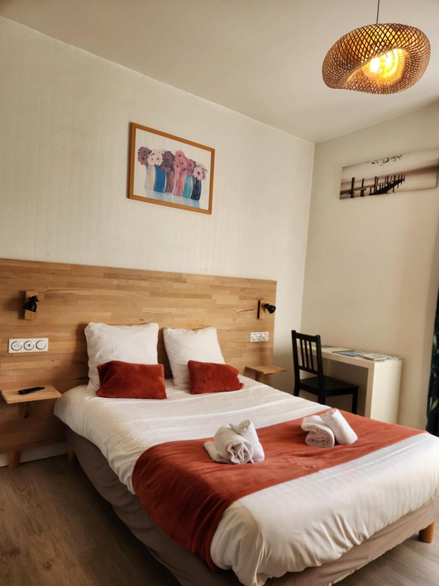 Hotel Le Petit Montmartre Dinard Esterno foto
